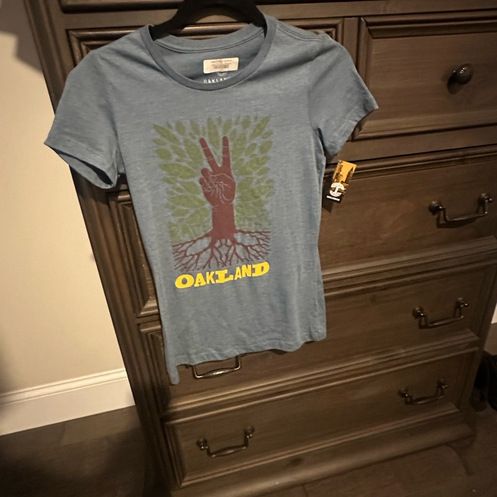 NWT - Women Oaklandish”Roots”T-Shirt - Size M
